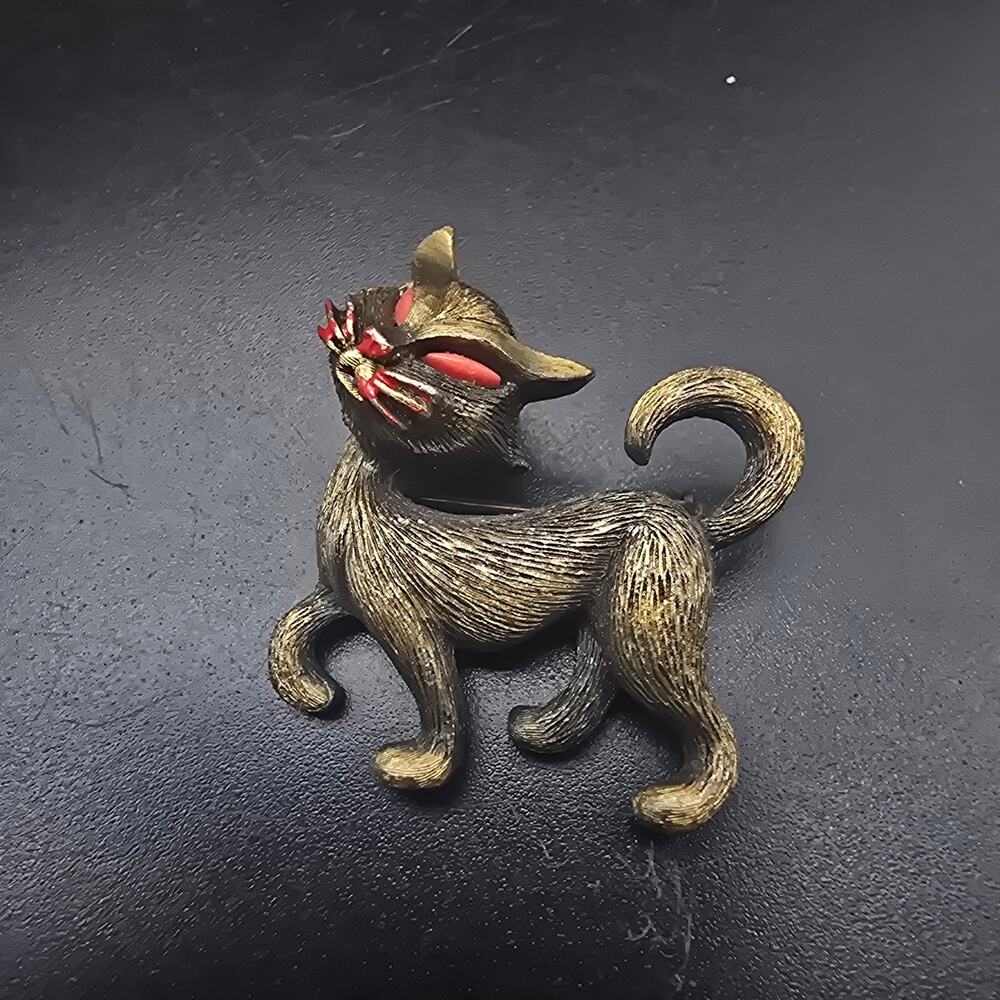 JJ Bronze Tone Cat Brooch with Red Eyes Vintage Animal Jewelry